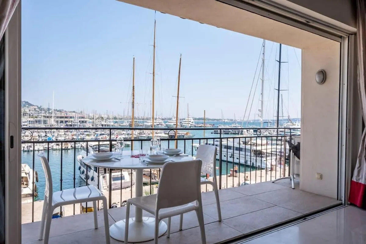 C096-Apt Overlooking The Old Port The View Is Magical كان شقة
