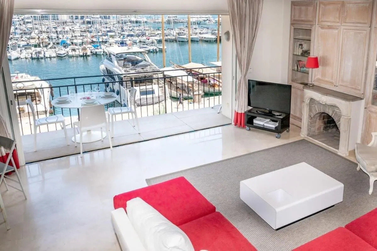C096-Apt Overlooking The Old Port The View Is Magical كان شقة